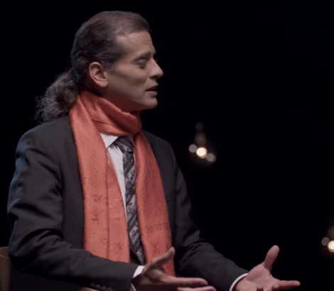 Il ny aura pas de pas en paix avec lenfance＂. Andre Stern rit